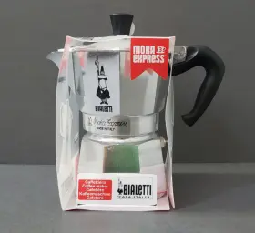 Bialetti 006363011723 New Moka Express Caffettiera Stovetop Espresso Coffee Maker 3 Cup